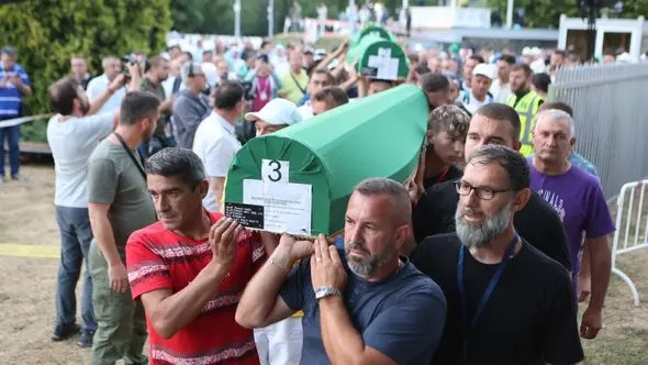 Teški jecaji u Potočarima: Tabuti žrtava genocida izneseni na musalu Memorijalnog centra