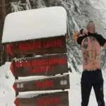 Muškarcu koji se fotografisao s tri prsta kod masovne grobnice kazna povećana na šest mjeseci zatvora