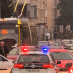 Incident u Sarajevu: Dio kontaktne trolejbuske mreže pao na automobil