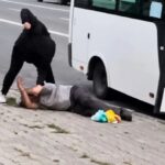 Žena izbacila muškarca iz autobusa, pa ga pretukla